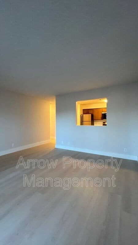 Building Photo - 515 W Saunders Ave