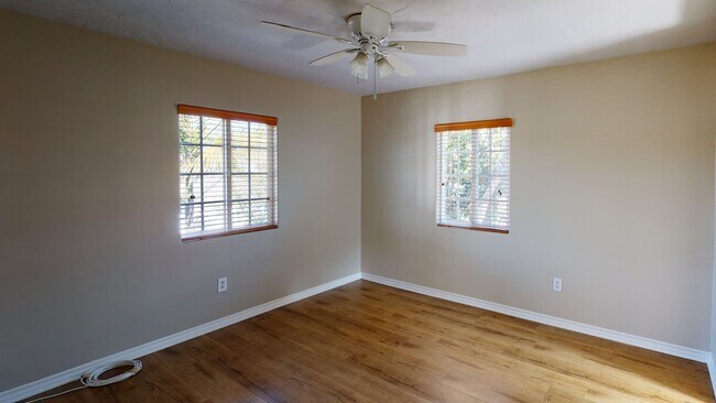 Building Photo - 510 E Oak Ave