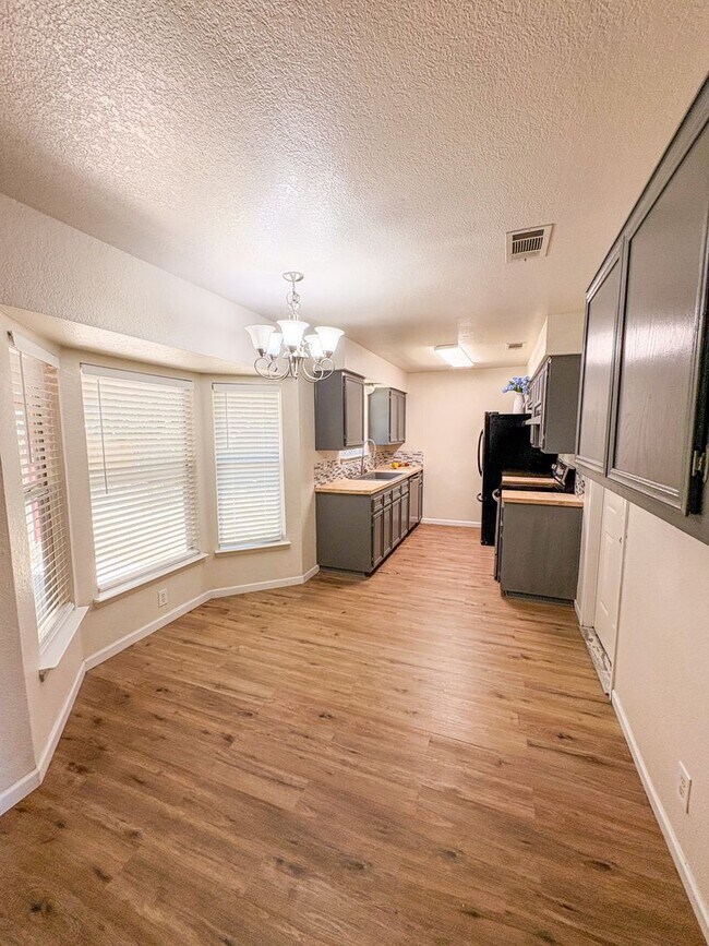 Foto del edificio - 2508 Hidden Hill Dr