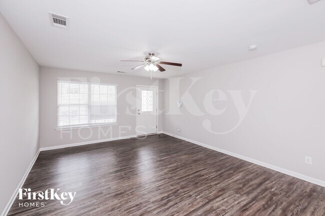 Foto del edificio - 2025 Misty Rose Lane