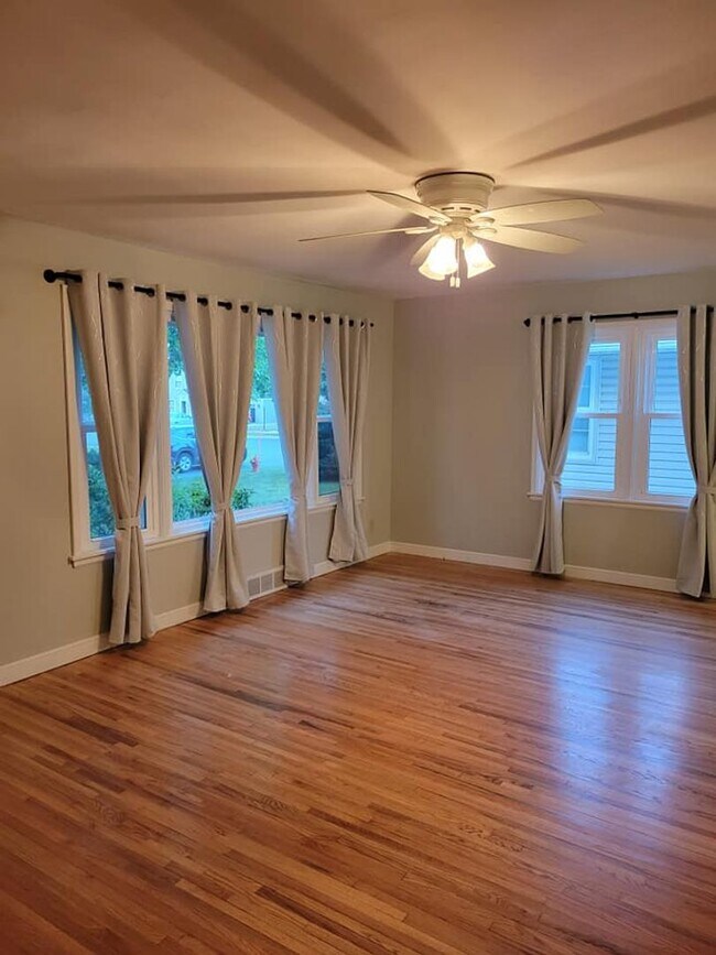 Foto del edificio - Four Bedroom House: Hilltop Madison Avenue!