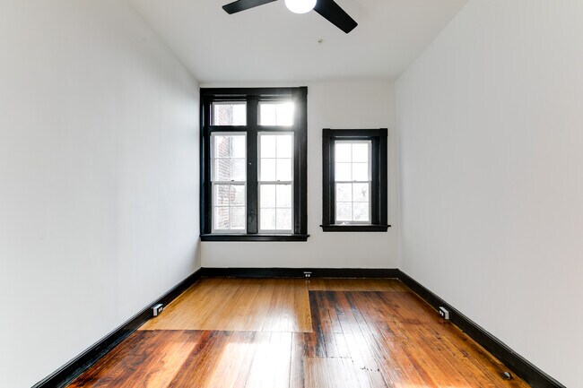 Área de estar/dormitorio - 210 E Grace St