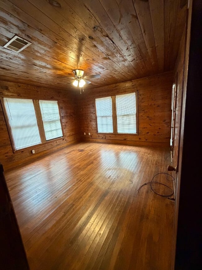 Building Photo - 2021 Center Rd