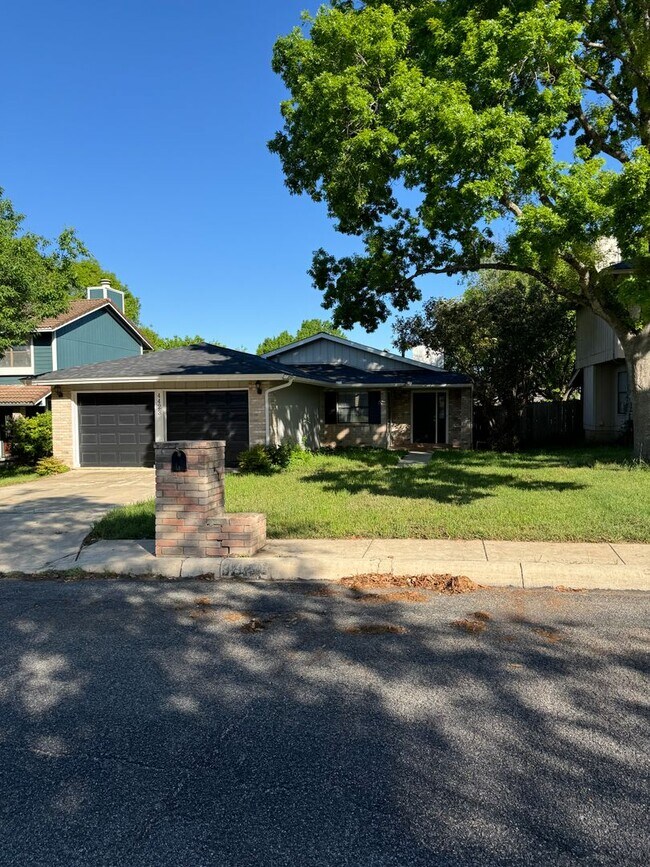 Foto del edificio - NICE 3 BEDROOM HOME WALKING DISTANCE TO THE NORTHERN HILLS GOLF COURSE!  FIREPLACE IN LIVING*STOV...