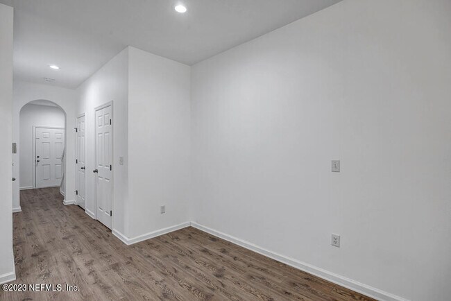 Building Photo - 5915 Pavilion Dr