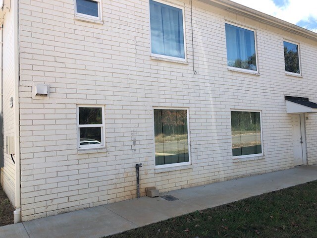 Building Photo - 1806 W Oakwood St