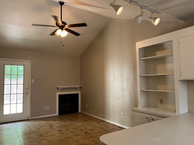 Foto del edificio - CUTE CUTE CUTE Single story townhome..