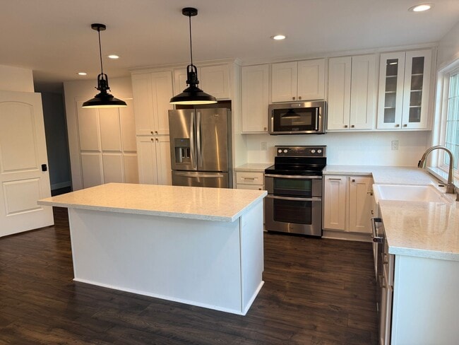 Building Photo - Remodeled 4 Bedroom 2 Bath Home in the des...