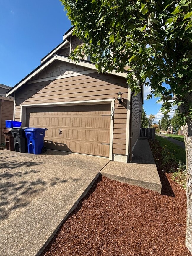 Building Photo - 1001 S View Dr
