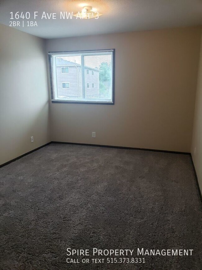 Building Photo - NW 2 Bedroom 1 bath with New Flooring, Nea...