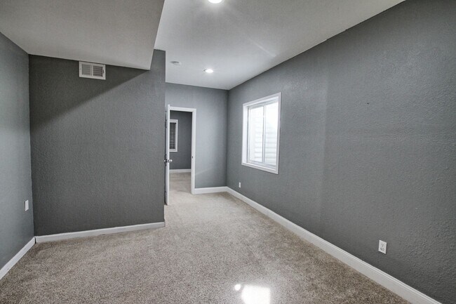 Foto del edificio - 4 bed 3.5 bath Founders home