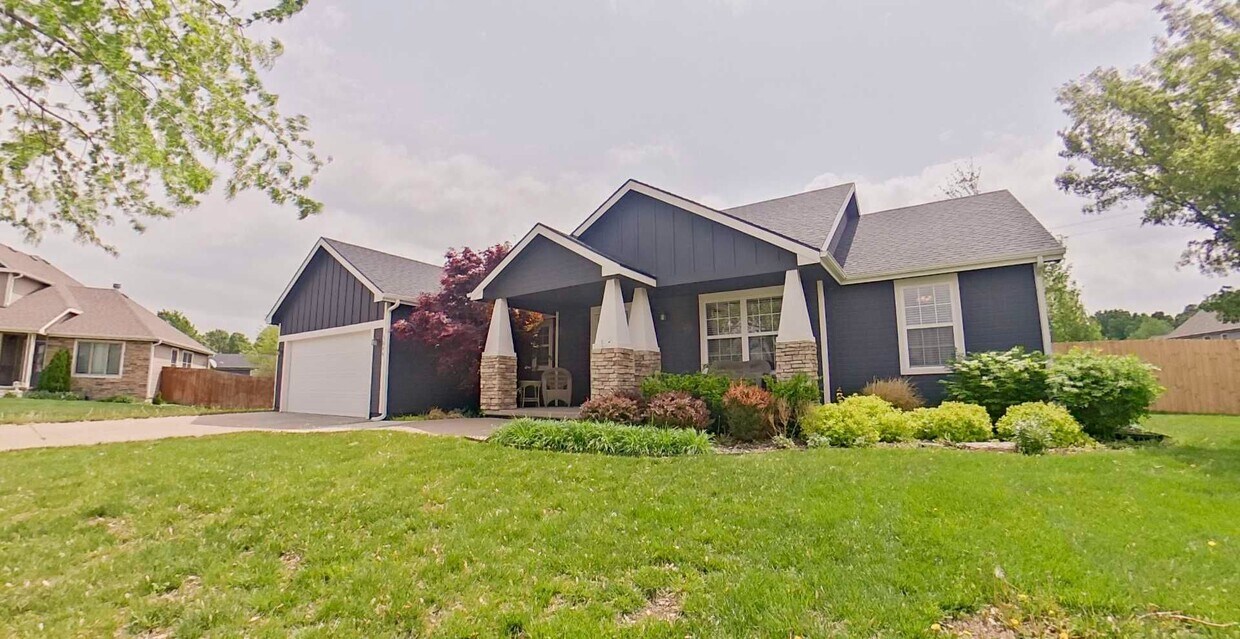 Foto principal - HUGE Backyard + Amazing Patio + Pet Friend...