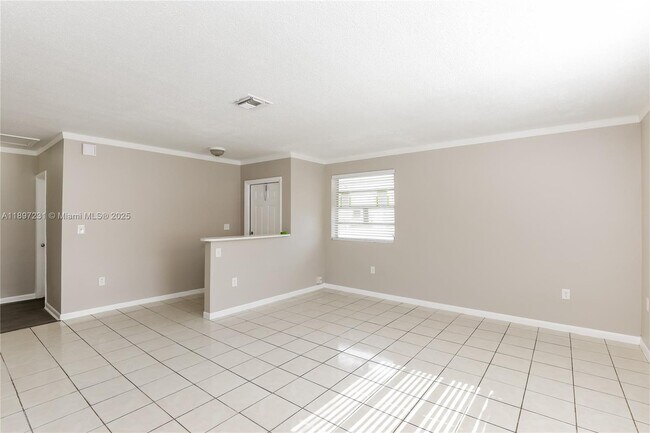 Building Photo - 381 NE 164th St
