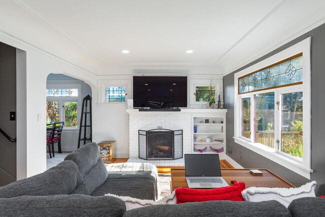 Living area 1 - 1512 NW 70th St