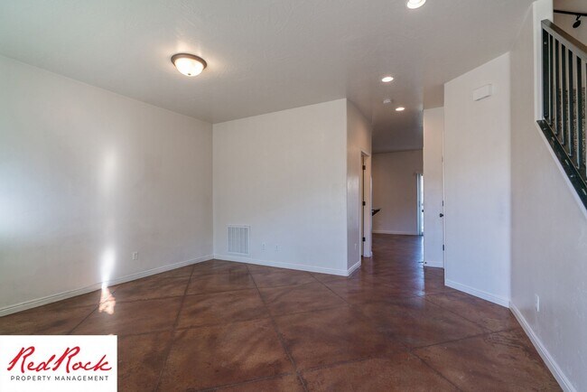 Foto del edificio - 3 Bedroom Townhome In Southgate Community
