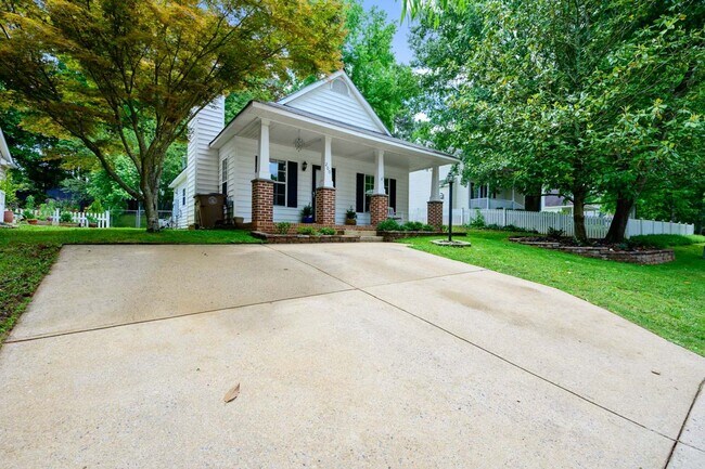 Foto del edificio - Updated High Gate Park Bungalow Just Short 5 Minute Walk to Downtown Wake Forest