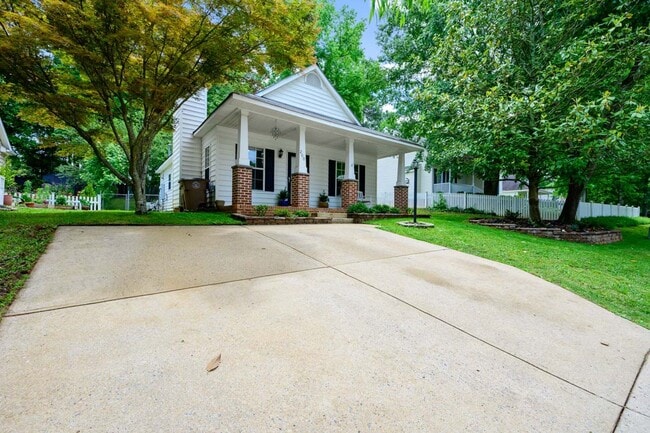 Building Photo - Updated High Gate Park Bungalow Just Short...
