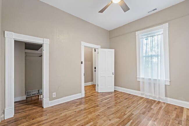 Building Photo - Classic Downtown Home