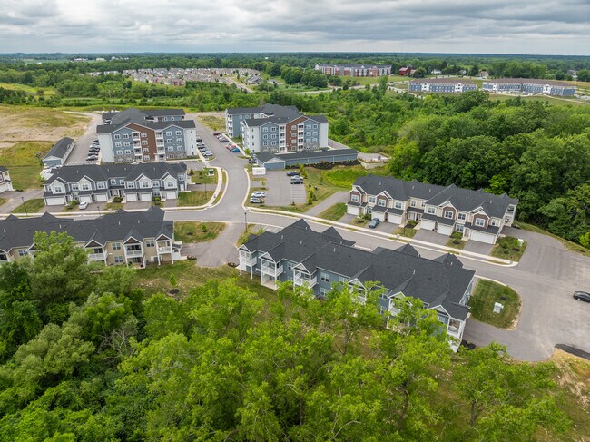 Foto del edificio - Edgewater Apartments and Townhomes