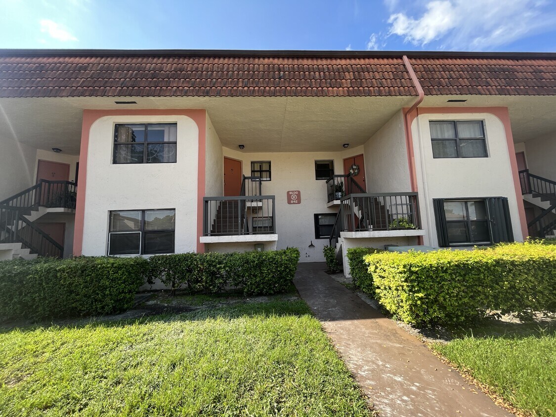 Photo - 842 NE 209th St (Miami, FL)