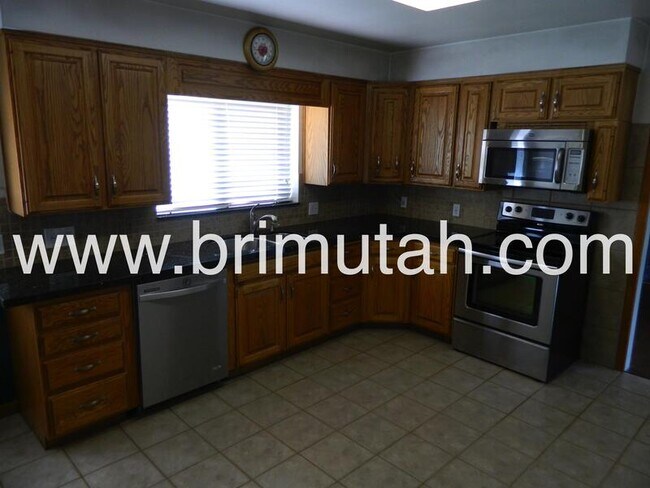Building Photo - 624 E 4800 S