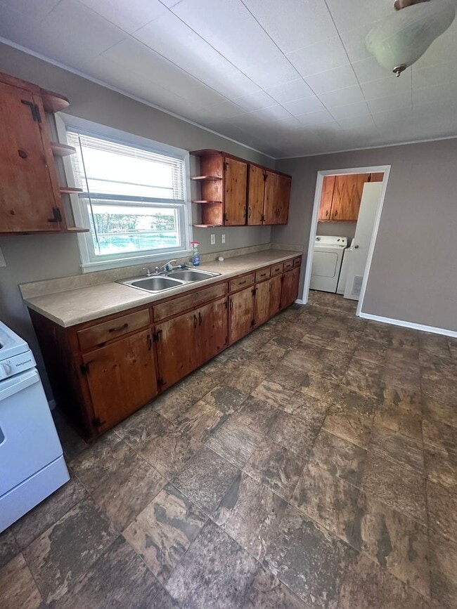 Building Photo - 3 bed- 2 bath home