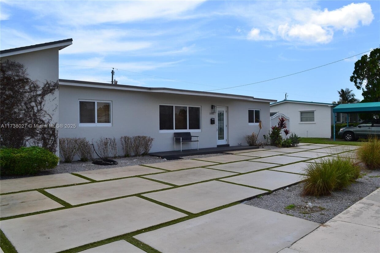 Primary Photo - 3221 SW 93rd Pl