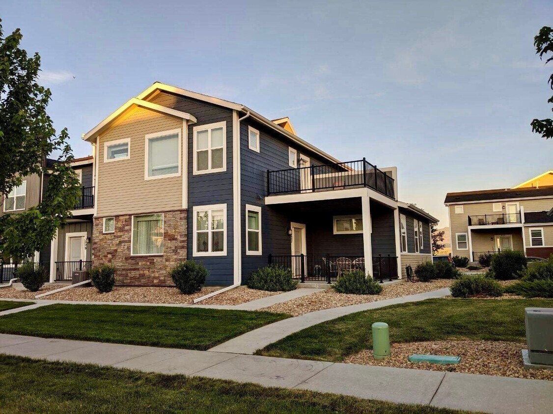 Foto principal - Modern, Spacious 4 bedroom townhome with 2...
