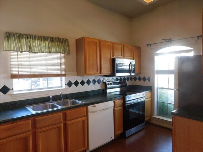 Foto del edificio - 2710 Grants Lake Blvd