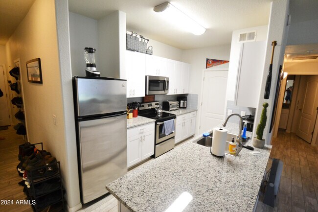 Building Photo - 5302 E Van Buren St