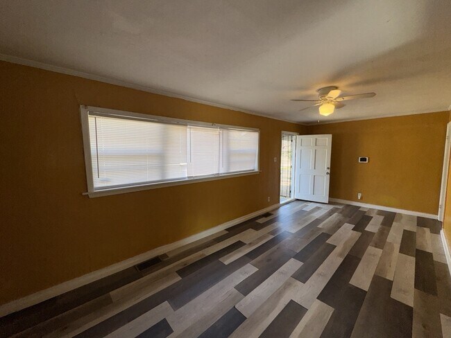 Foto del edificio - 145 E Santa Clair St