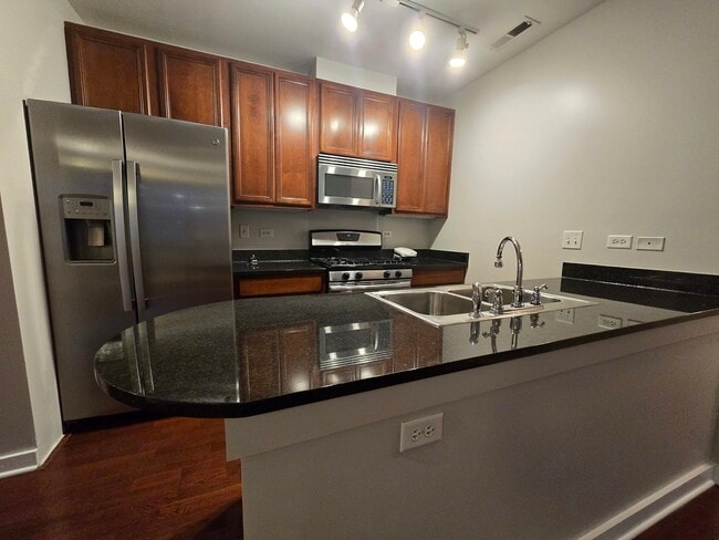 Building Photo - 1752 W Maypole Ave