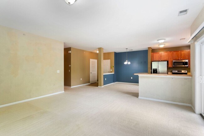Building Photo - 5329 Warminster Dr. #101