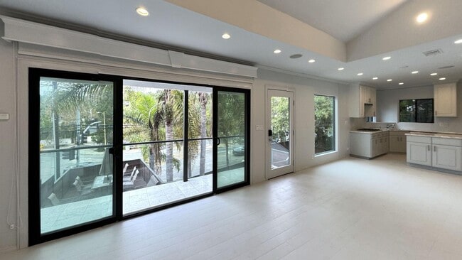 Building Photo - 386 Entrada Dr