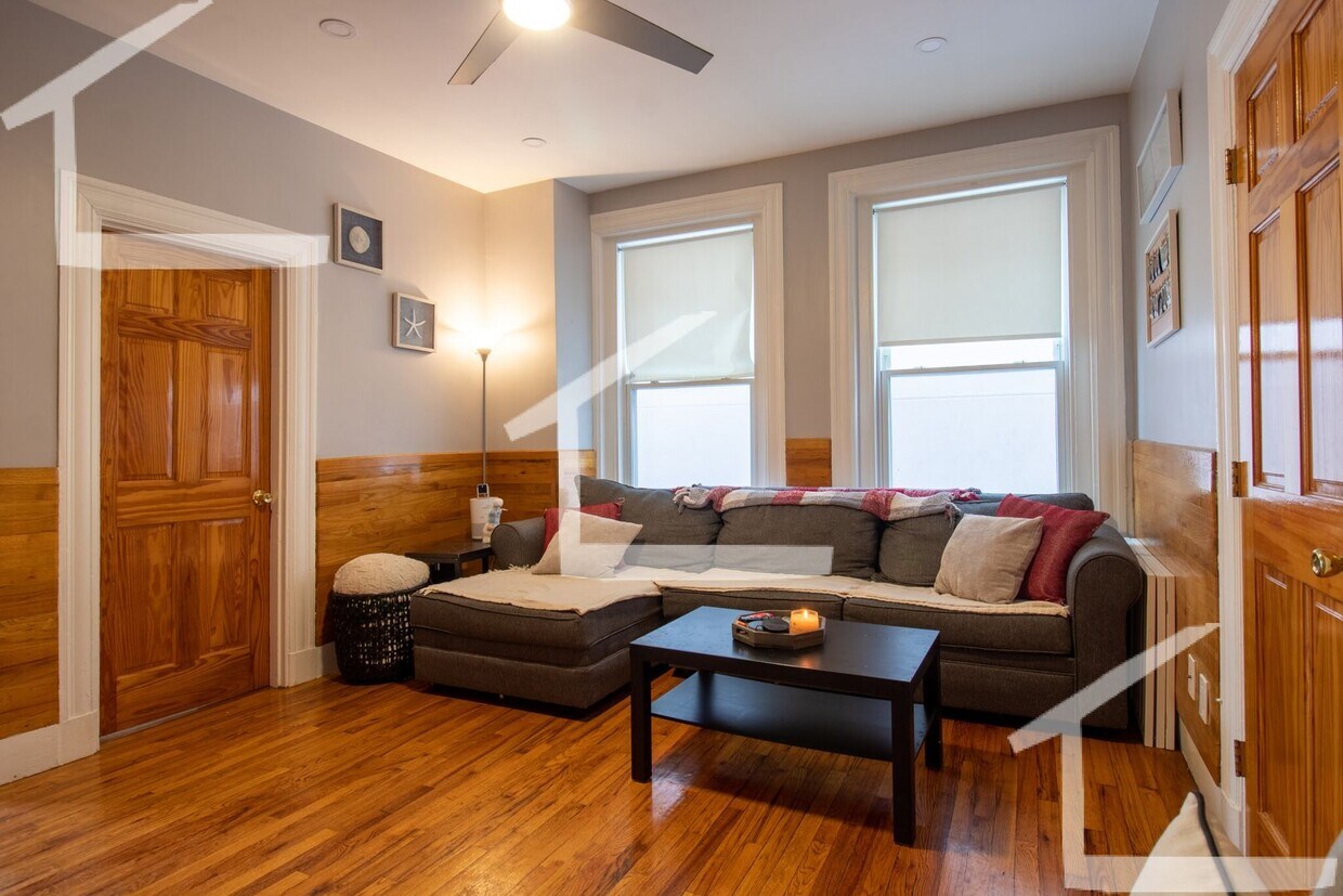 Foto principal - Parking Included, Laundry on a Site