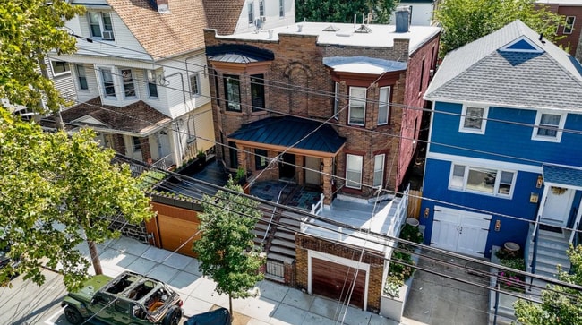 Building Photo - 41 47th St