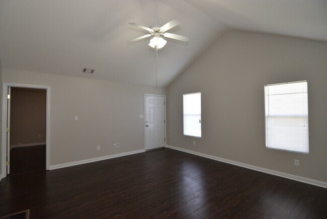 Foto del edificio - $1,350 - 3 bed/2 bath house in Pepperidge, with fenced back yard!