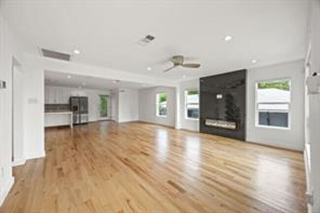 Foto del edificio - Modern Remodeled Home Near Bishop Arts, Da...