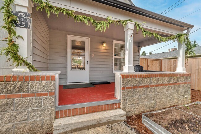 Foto del edificio - Charming Hillsboro Bungalow with RV Parking & Modern Upgrades!