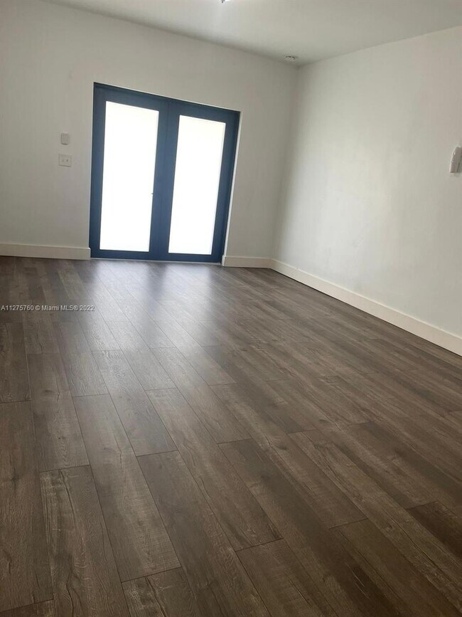 Foto del edificio - 10810 NW 26th Ave