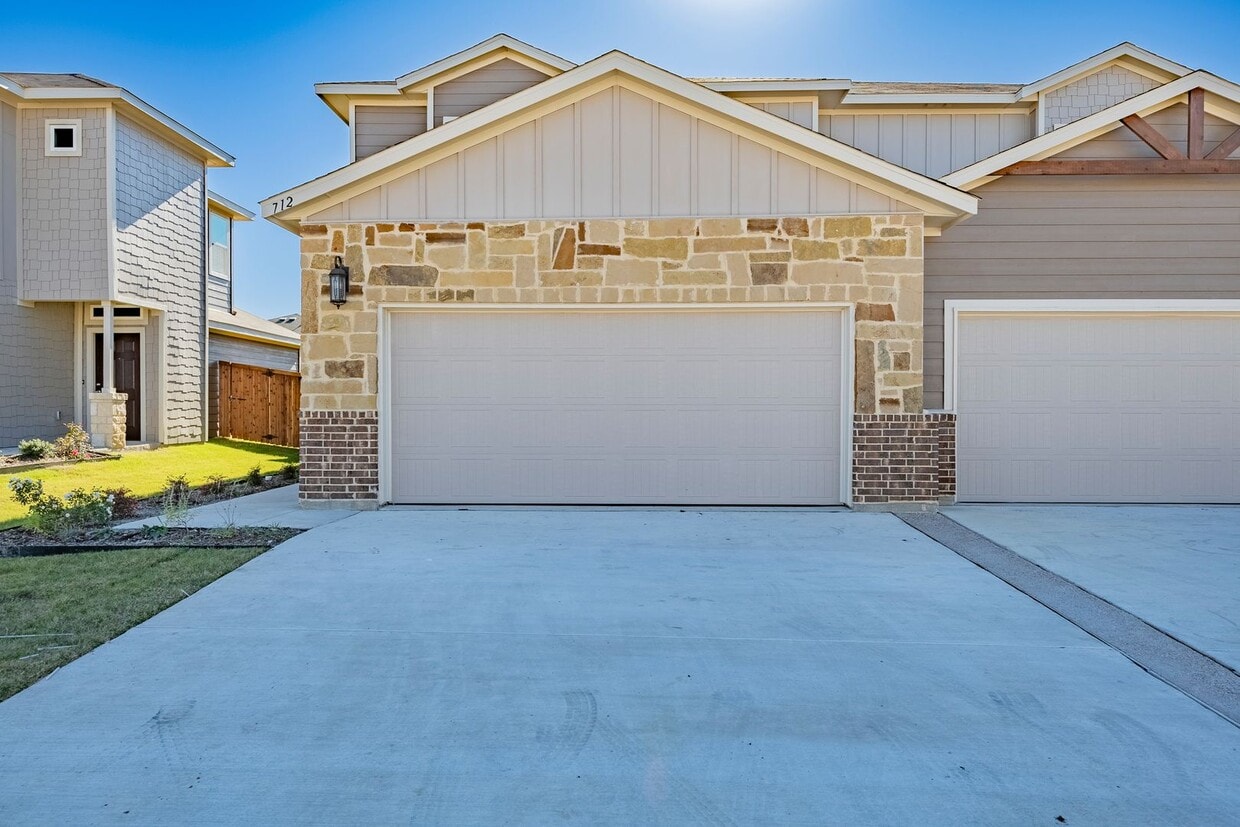 AVAILABLE NOW! 4 BEDROOM DUPLEX L... Townhome Rentals in