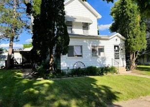 Building Photo - 106 7th Ave S
