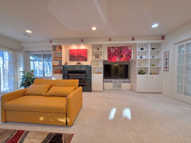 Building Photo - 1025 Rosewood Dr