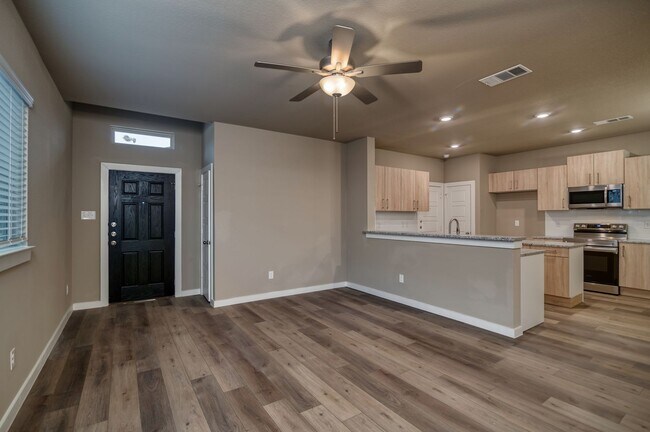 Foto del edificio - GORGEOUS 3 BEDROOM DUPLEX LOCATED IN MIDLO...