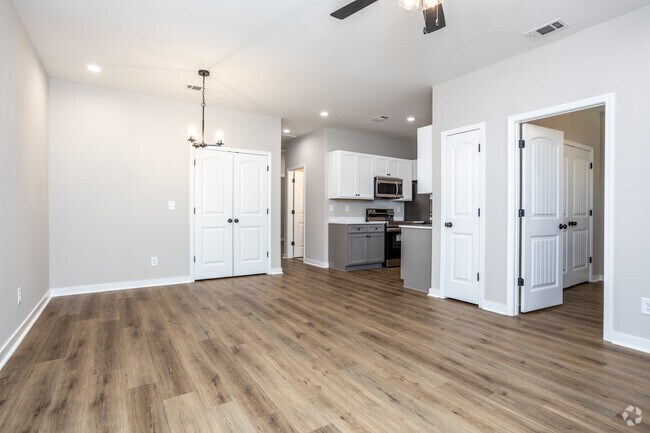 3 habitaciones, 2 baños, 1044 pies cuadrados, sala de estar - Woodford Ridge Townhomes