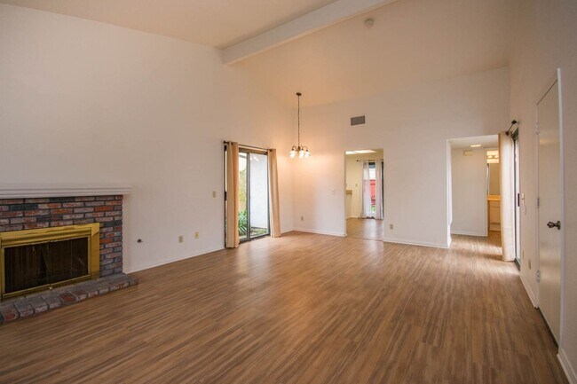 Building Photo - Light Bright 2BR/2BA Home in Oceanside!!!