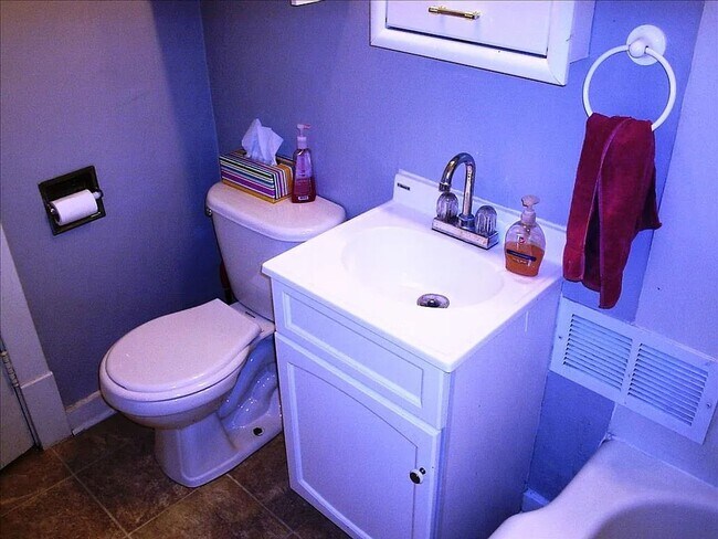 Foto del edificio - Charming 2-Bedroom Home with Detached Garage!