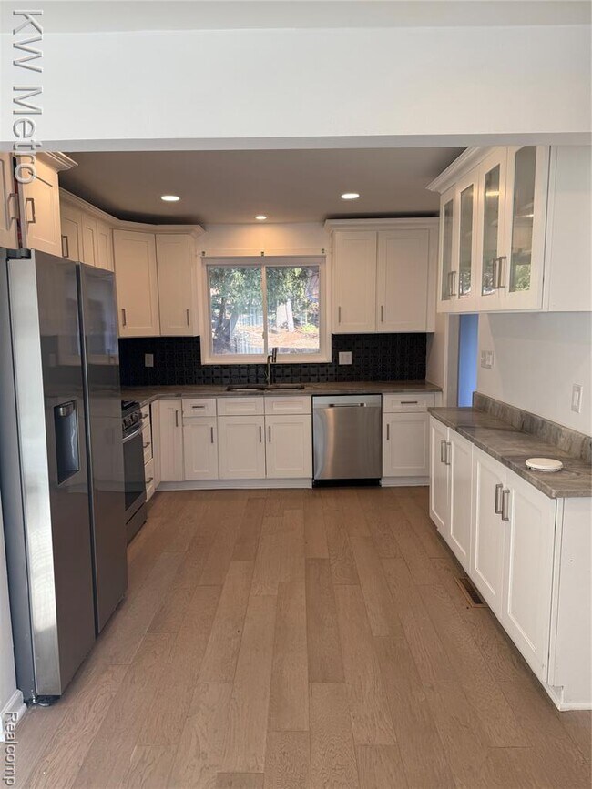 Foto del edificio - 1440 W Square Lake Rd