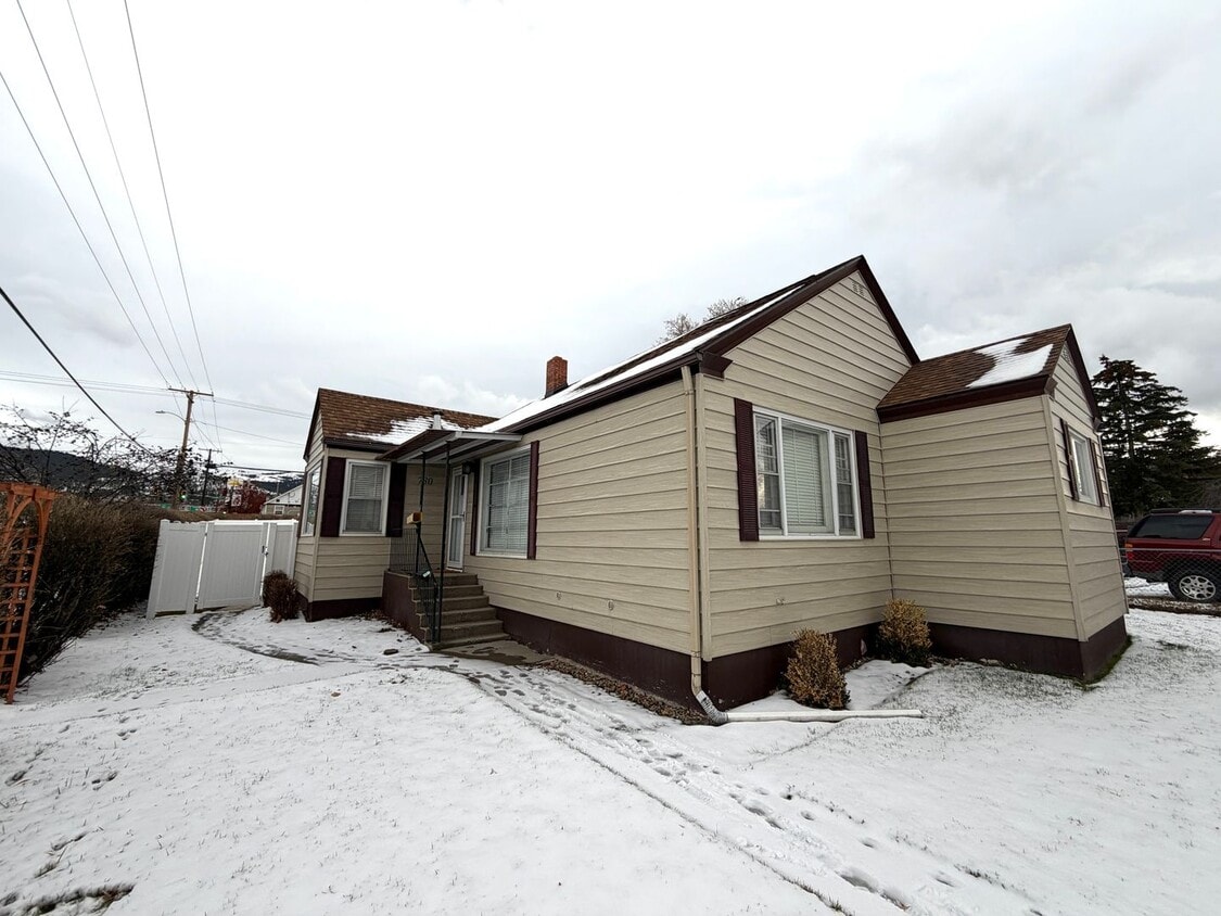 Primary Photo - Charming 3 Bed 1 Bath Single Family Home W/ Fully Fenced Yard and Garage!