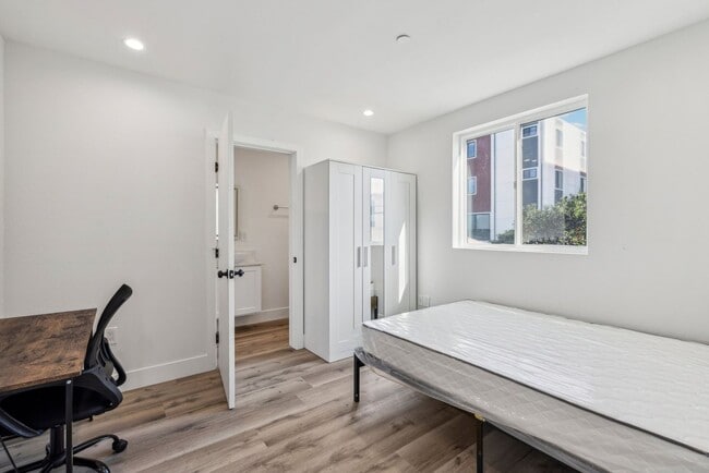 Photo - 3437 S Catalina St Apartment